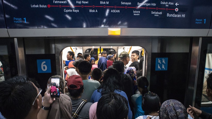 Resmi Beroperasi, MRT Jakarta Diserbu Warga - Bagian 3