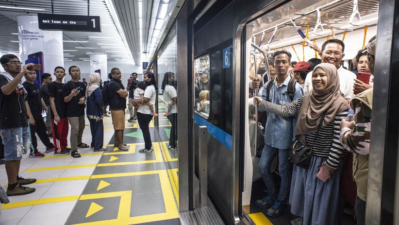 Resmi Beroperasi, MRT Jakarta Diserbu Warga - Bagian 1