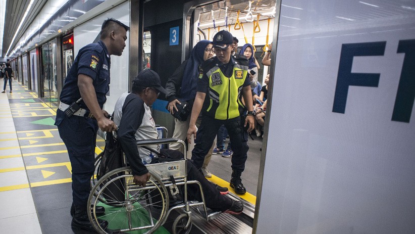 Resmi Beroperasi, MRT Jakarta Diserbu Warga - Bagian 5
