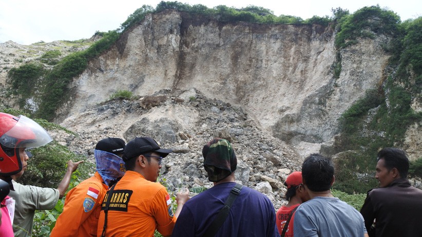 Tim SAR Masih Mencari Korban Tertimbun Longsor Tambang Batu Kapur