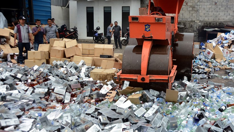 Kejari Tanjung Perak Surabaya Musnahkan 50.664 Botol Miras Ilegal - Bagian 2