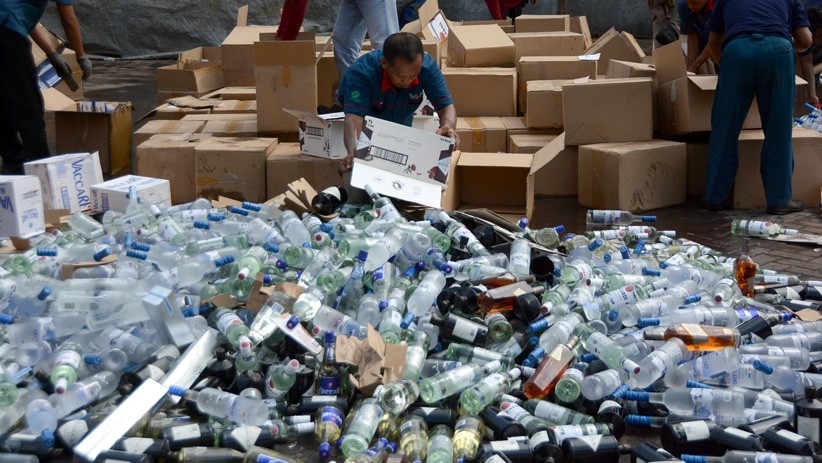 Kejari Tanjung Perak Surabaya Musnahkan 50.664 Botol Miras Ilegal Kejari Tanjung Perak Surabaya Musnahkan 50.664 Botol Miras Ilegal