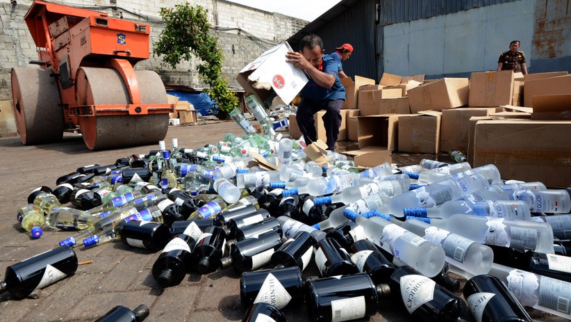 Kejari Tanjung Perak Surabaya Musnahkan 50.664 Botol Miras Ilegal Kejari Tanjung Perak Surabaya Musnahkan 50.664 Botol Miras Ilegal