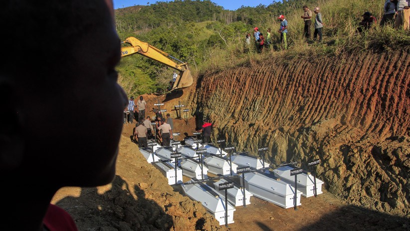 Pemakaman Massal 20 Jenazah Korban Banjir Bandang Sentani Pemakaman Massal 20 Jenazah Korban Banjir Bandang Sentani