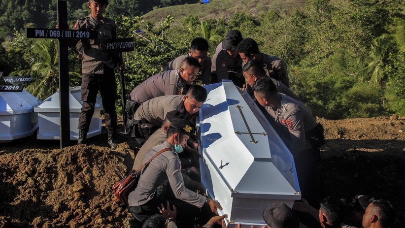 Pemakaman Massal 20 Jenazah Korban Banjir Bandang Sentani Pemakaman Massal 20 Jenazah Korban Banjir Bandang Sentani