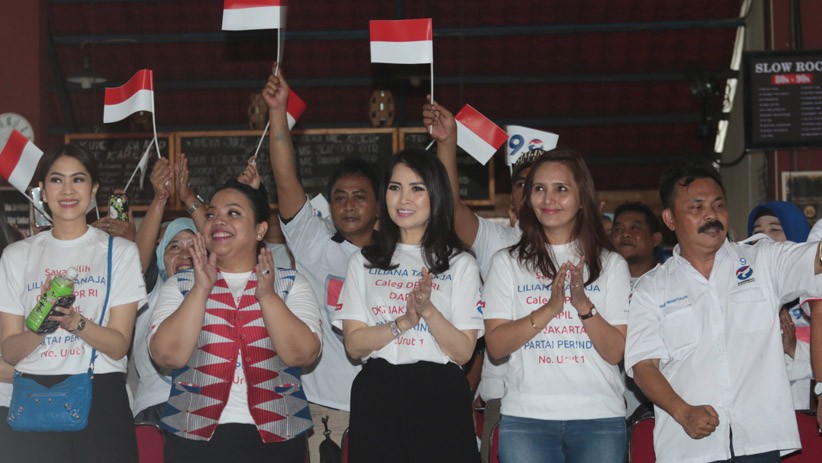 Liliana Tanoesoedibjo Serahkan Beras Murah untuk Warga Jakarta Selatan - Bagian 3