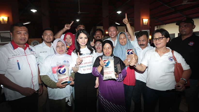 Liliana Tanoesoedibjo Serahkan Beras Murah untuk Warga Jakarta Selatan - Bagian 2
