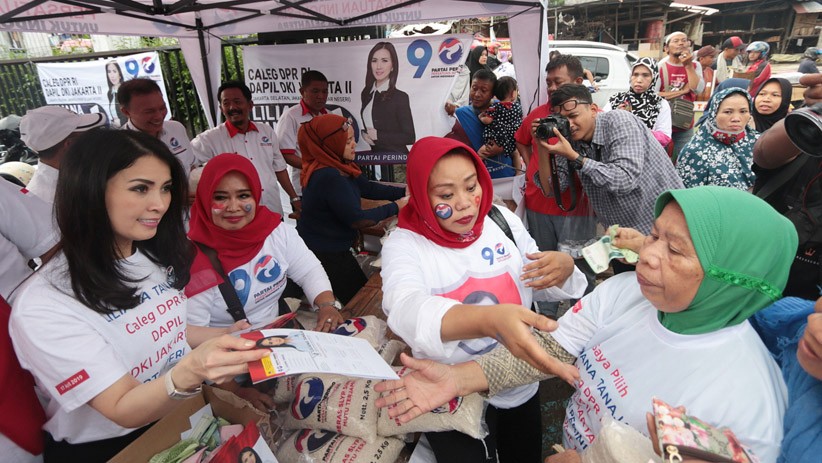 Liliana Tanoesoedibjo Serahkan Beras Murah untuk Warga Jakarta Selatan - Bagian 5