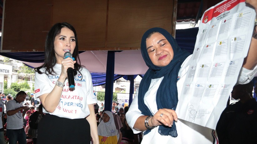 Liliana Tanoesoedibjo Serahkan Beras Murah untuk Warga Jakarta Selatan - Bagian 6