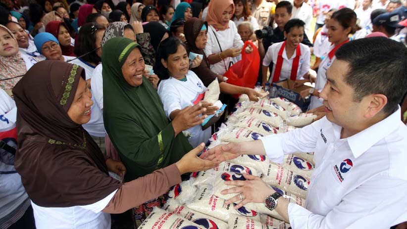 HT Bagikan Beras Murah untuk Warga Bekasi dan Jakarta Pusat - Bagian 8