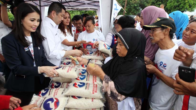 HT Bagikan Beras Murah untuk Warga Bekasi dan Jakarta Pusat - Bagian 1