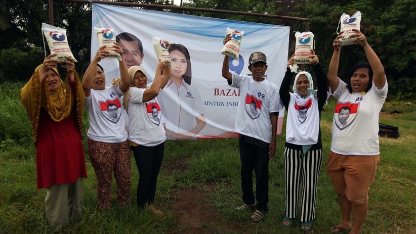 HT Bagikan Beras Murah untuk Warga Bekasi dan Jakarta Pusat - Bagian 6