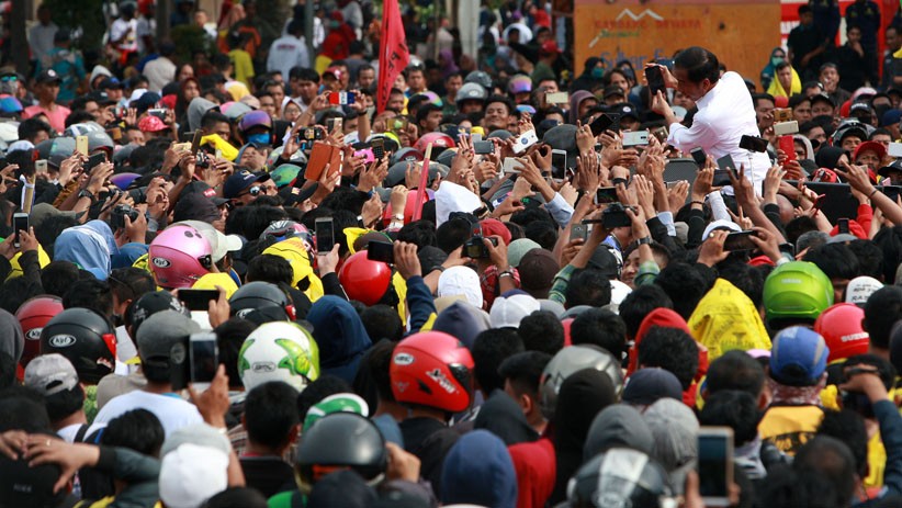 Kampanye Akbar di Mamuju, Jokowi dan Iriana Naik Becak