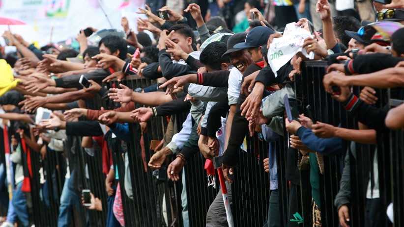 Kampanye Akbar di Mamuju, Jokowi dan Iriana Naik Becak