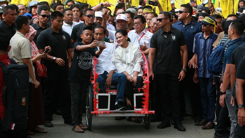Kampanye Akbar di Mamuju, Jokowi dan Iriana Naik Becak - Bagian 2