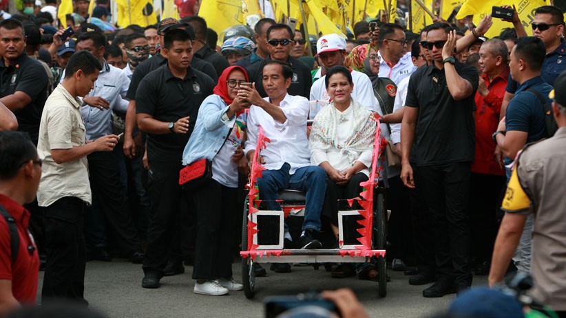 Kampanye Akbar di Mamuju, Jokowi dan Iriana Naik Becak