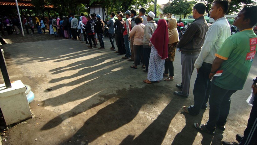 Ratusan Warga Tegal Antre Pembuatan E-KTP