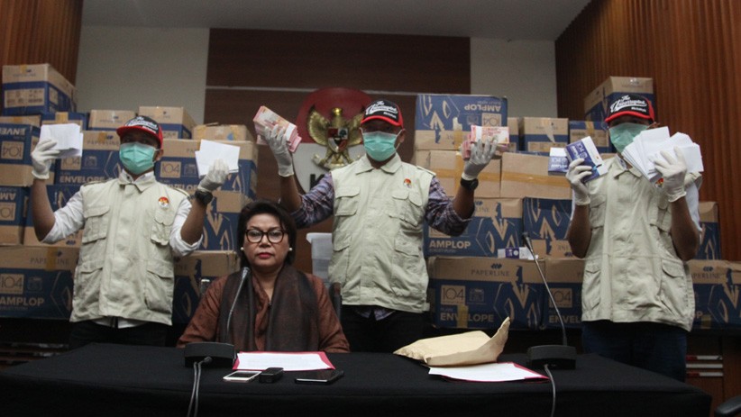 Diduga untuk Serangan Fajar, Ini Amplop Berisi Uang Milik Bowo Golkar - Bagian 1