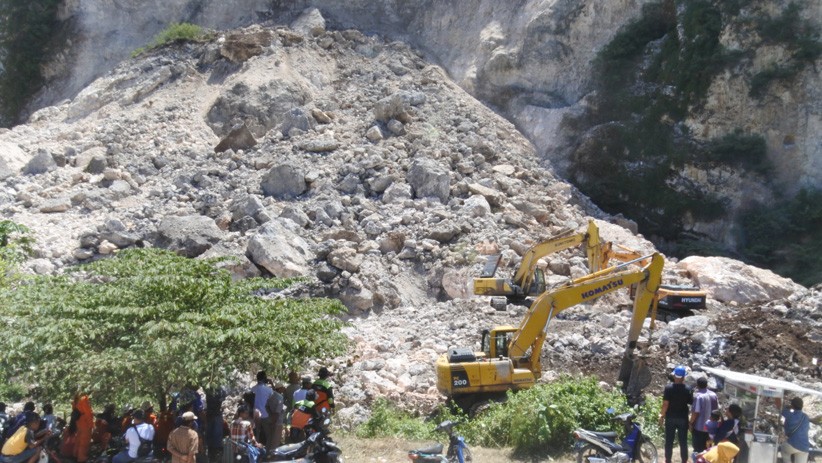 Tiga Alat Berat Diterjunkan Mencari Korban Longsor Gunung Kapur Jember - Bagian 2