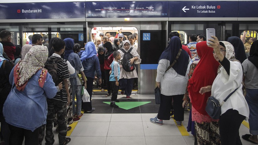 Hari Terakhir Tiket Gratis, MRT Jakarta Dipadati Ribuan Penumpang - Bagian 2