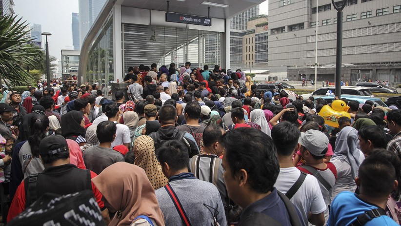 Hari Terakhir Tiket Gratis, MRT Jakarta Dipadati Ribuan Penumpang - Bagian 3