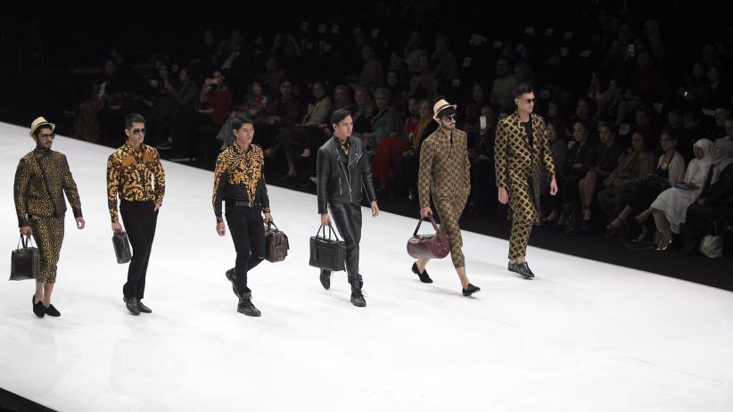 Busana Rancangan Poppy Dharsono Tutup Indonesia Fashion Week 2019 - Bagian 2