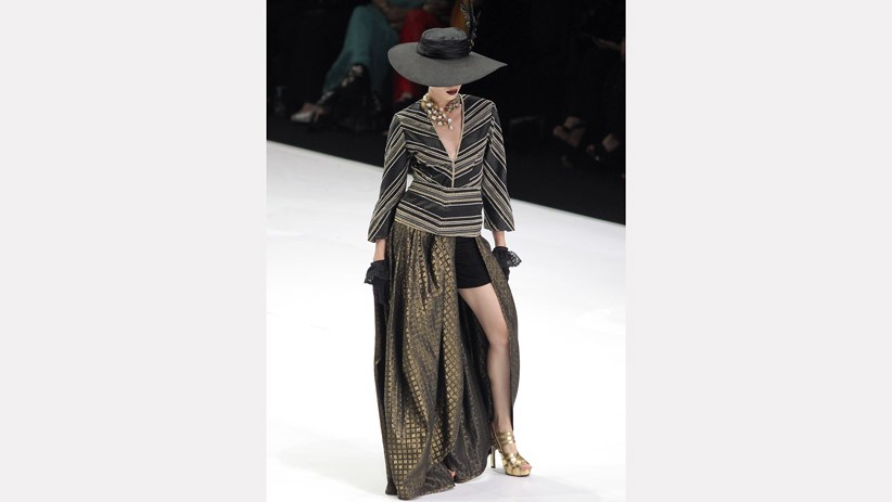 Busana Rancangan Poppy Dharsono Tutup Indonesia Fashion Week 2019 - Bagian 3