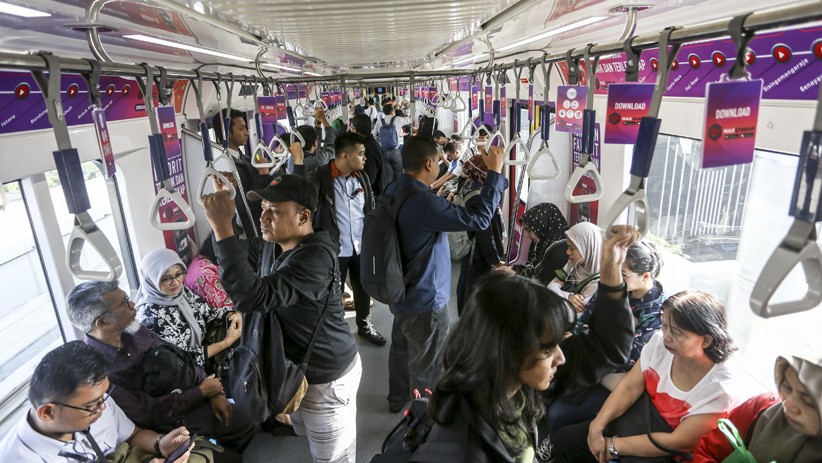 Begini Suasana Hari Pertama MRT Jakarta Mulai Berbayar - Bagian 2