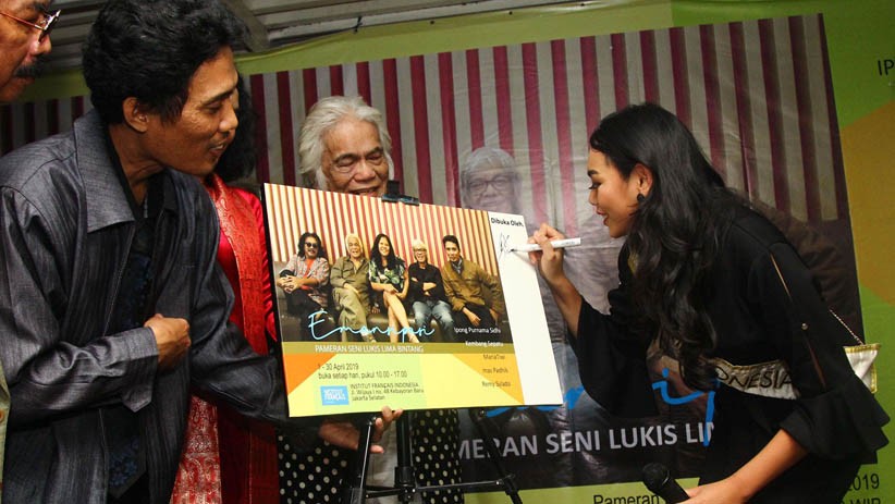 Alya Nurshabrina Buka Pameran Lukisan Bertajuk 