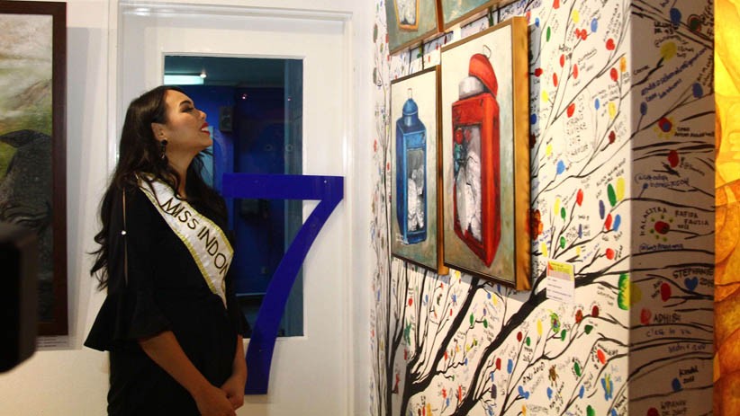 Alya Nurshabrina Buka Pameran Lukisan Bertajuk 