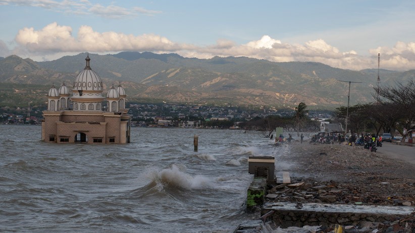 Cuaca Buruk, Gelombang Tinggi Terjang Pesisir Pantai Taman Ria Palu - Bagian 2