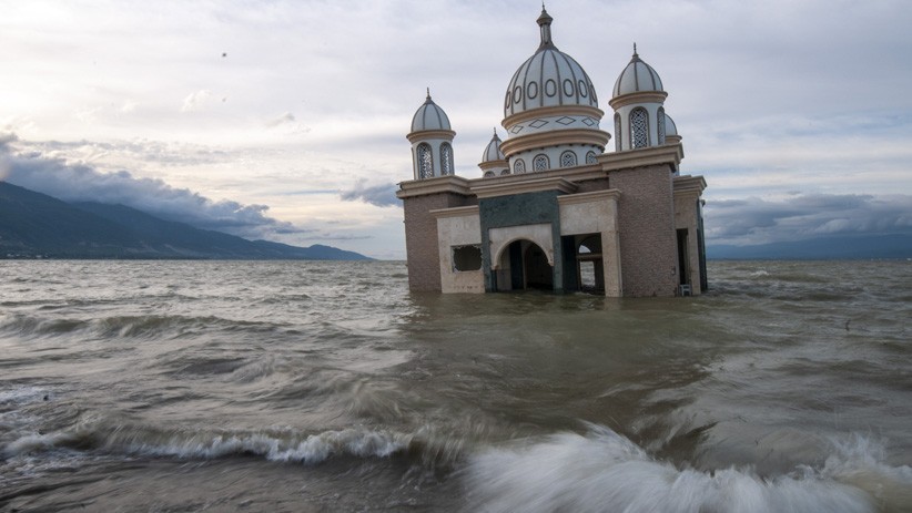 Cuaca Buruk, Gelombang Tinggi Terjang Pesisir Pantai Taman Ria Palu Cuaca Buruk, Gelombang Tinggi Terjang Pesisir Pantai Taman Ria Palu