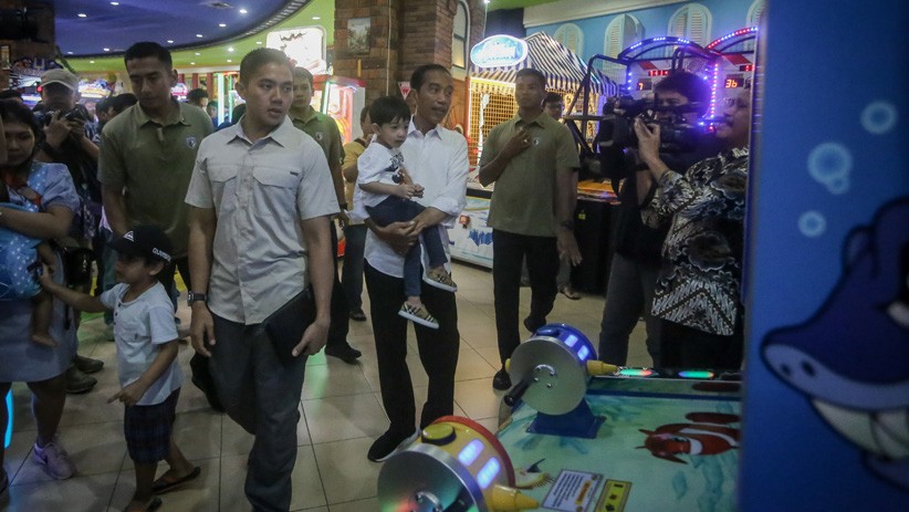 Presiden Jokowi Ajak Jan Ethes Jalan-Jalan di Mal Solo Paragon