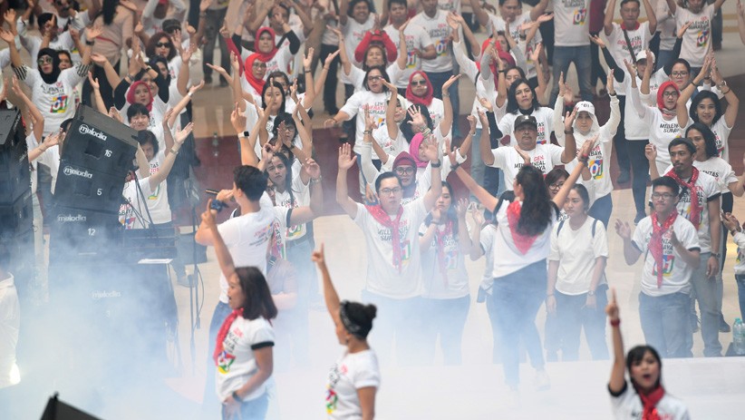 Generasi Milenial Surabaya Menari Flash Mob Dukung Pasangan 01