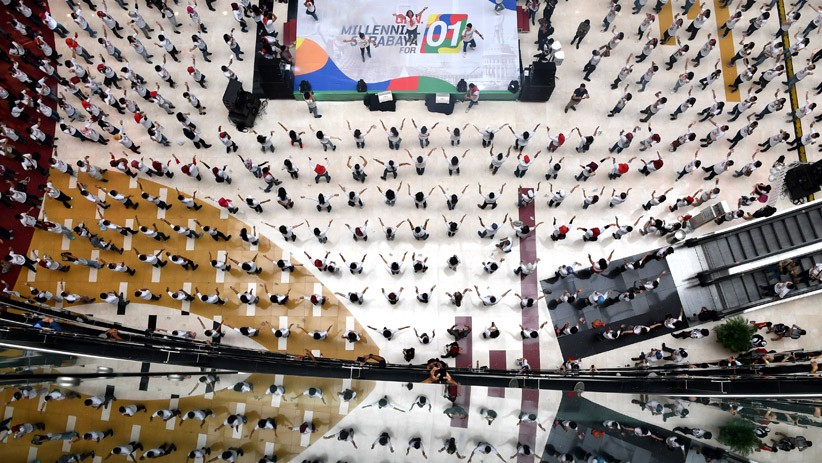 Generasi Milenial Surabaya Menari Flash Mob Dukung Pasangan 01