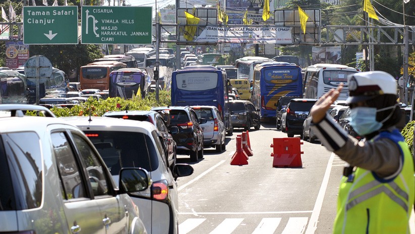 Libur Isra Mi'raj,  Arus Lalu Lintas Jalur Puncak Macet Panjang - Bagian 1