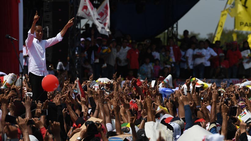 Jokowi Sapa Ribuan Pendukung saat Kampanye Terbuka di Cirebon - Bagian 1