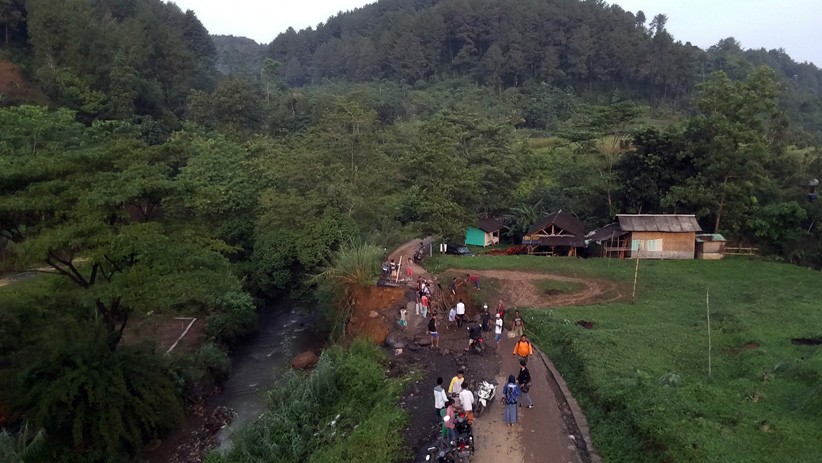 Akses Jalur Wisata di Sentul Putus akibat Longsor - Bagian 2