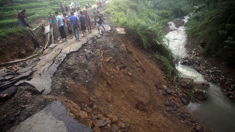 Akses Jalur Wisata di Sentul Putus akibat Longsor - Bagian 1