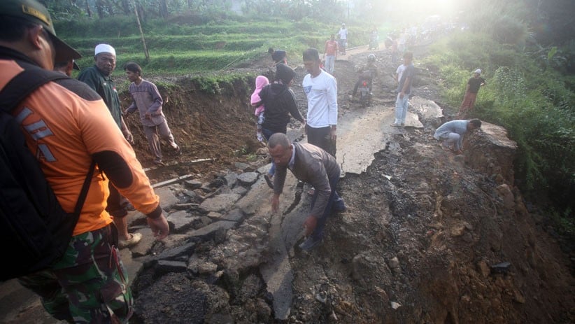Akses Jalur Wisata di Sentul Putus akibat Longsor - Bagian 3