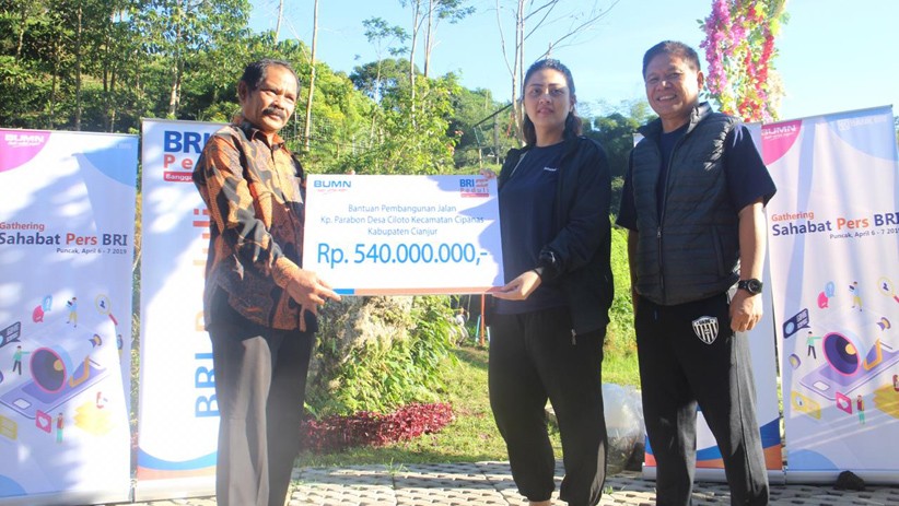 Peduli Lingkungan, Bank BRI Lepas 10.000 Bibit Ikan di Sungai Cikole - Bagian 4