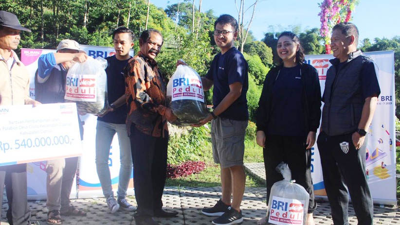 Peduli Lingkungan, Bank BRI Lepas 10.000 Bibit Ikan di Sungai Cikole - Bagian 3
