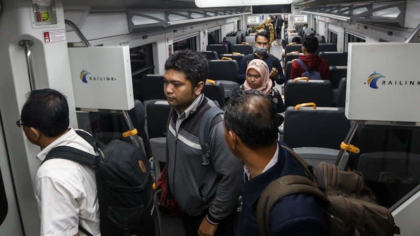 MRT Jakarta Beroperasi, Jumlah Penumpang Kereta Bandara Meningkat - Bagian 2