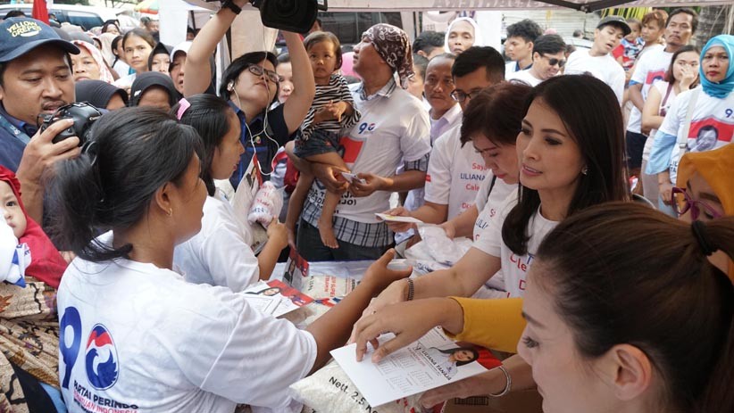 Liliana Tanaja Tanoesoedibjo Layani Bazar Beras Murah di Pejaten Timur - Bagian 1