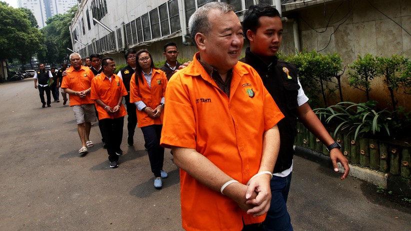 Tampang Tersangka Kasus Pengaturan Skor saat Diserahkan ke Kejaksaan - Bagian 1