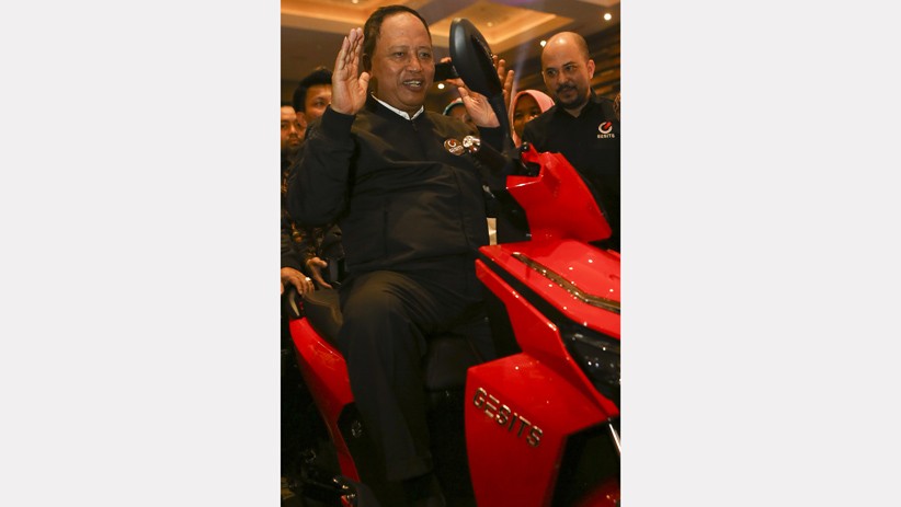 Menristekdikti Naik Motor Listrik Hadiri Indonesia Startup Summit 2019 - Bagian 2