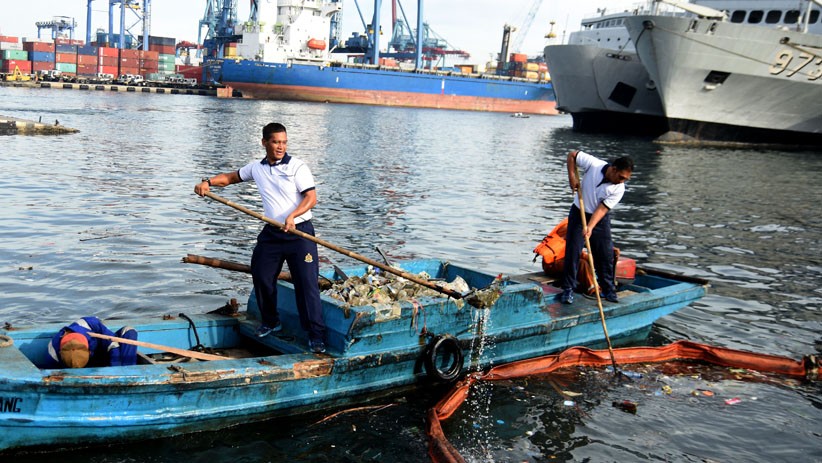 Aksi Prajurit TNI AL Bersih-Bersih Laut Teluk Jakarta - Bagian 2
