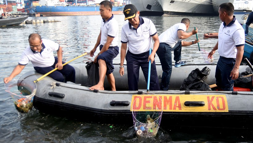 Aksi Prajurit TNI AL Bersih-Bersih Laut Teluk Jakarta - Bagian 5