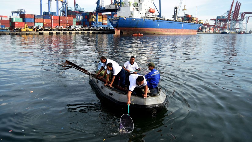 Aksi Prajurit TNI AL Bersih-Bersih Laut Teluk Jakarta - Bagian 1