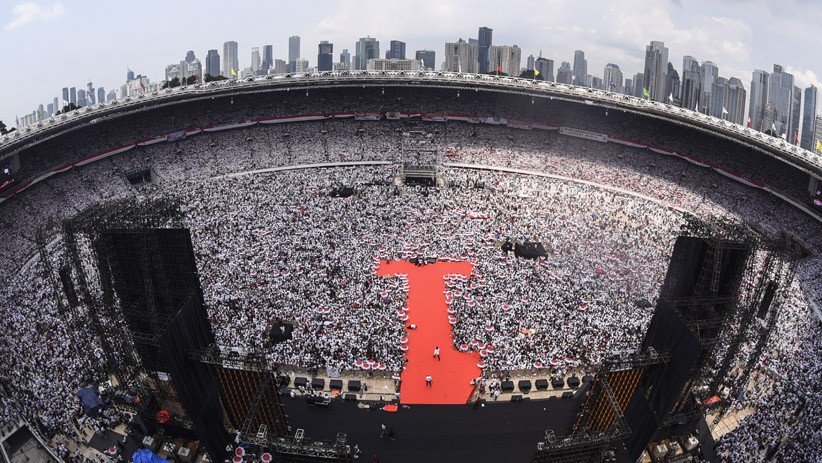 Lautan Manusia Pendukung Jokowi-Ma'ruf Amin Putihkan GBK - Bagian 1